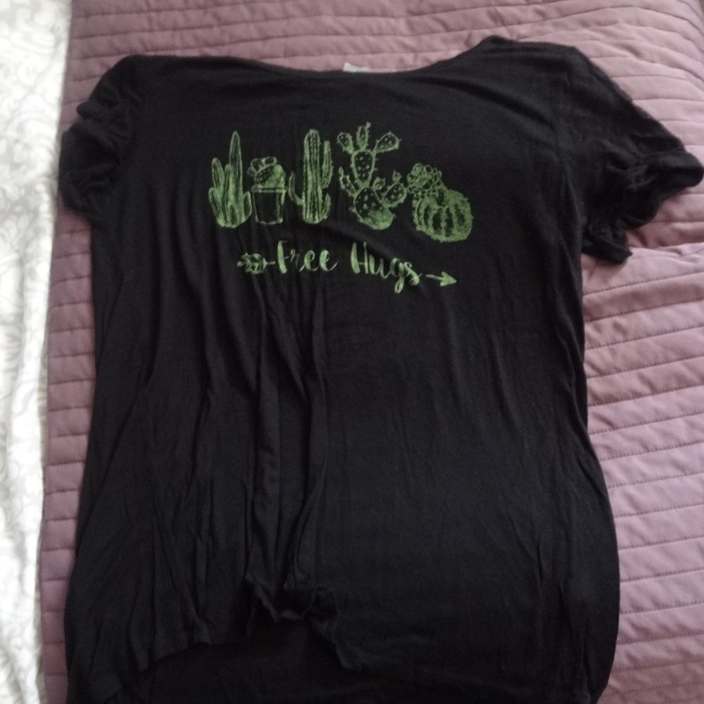 Black top that says free hugs